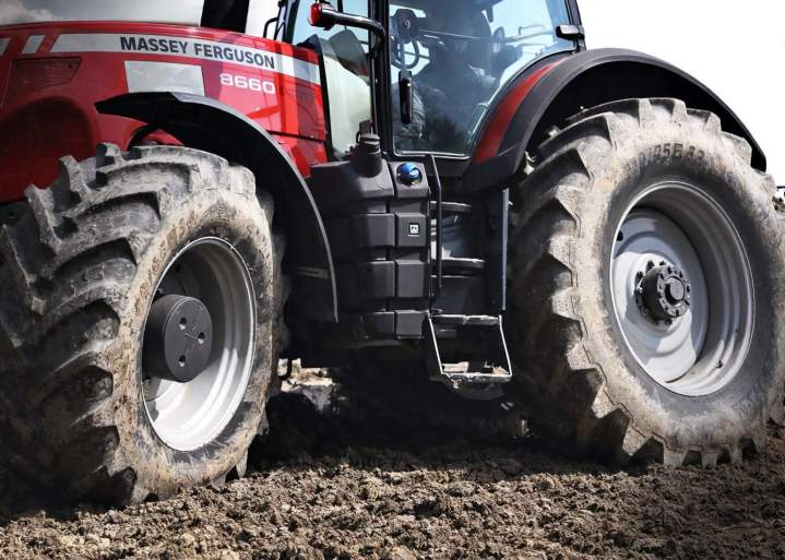 Installation professionnelle de vos pneumatiques pour machinerie agricole lourde.